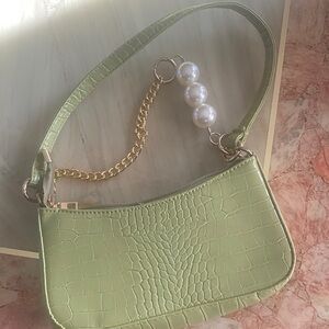 Elegant Green Croc-Embossed Shoulder Bag with Gold Chain